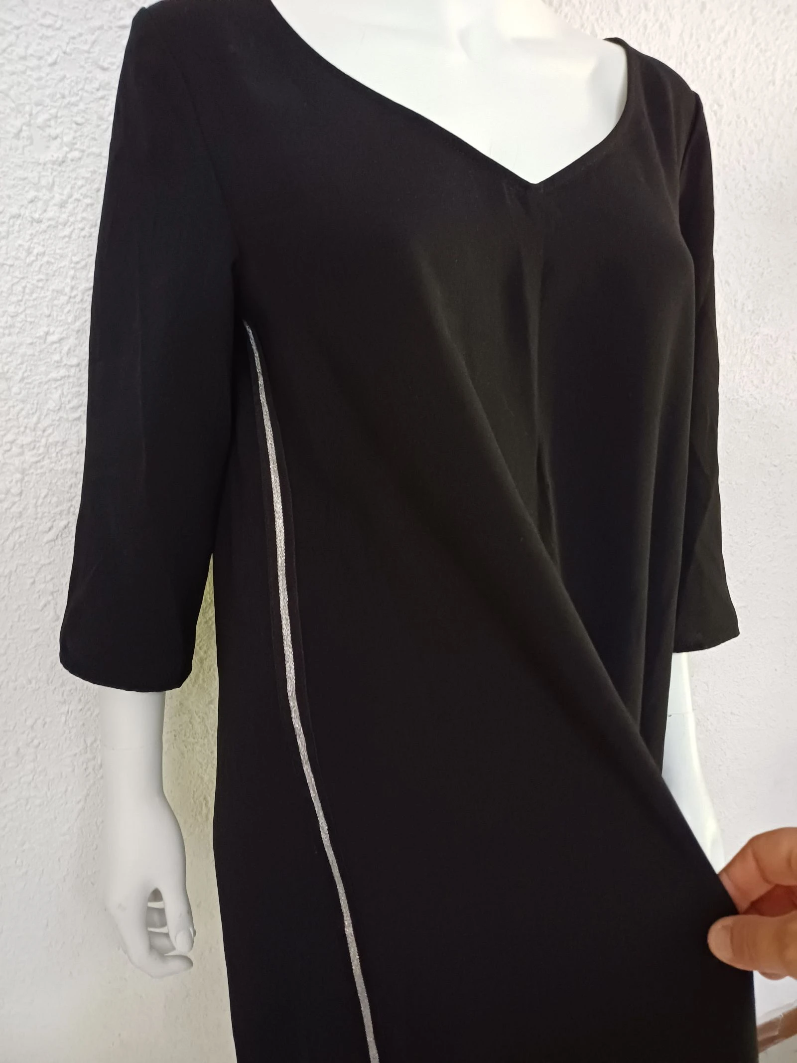 Lindo vestido preto com faixas prateadas - Promod 38/40 – photo 2